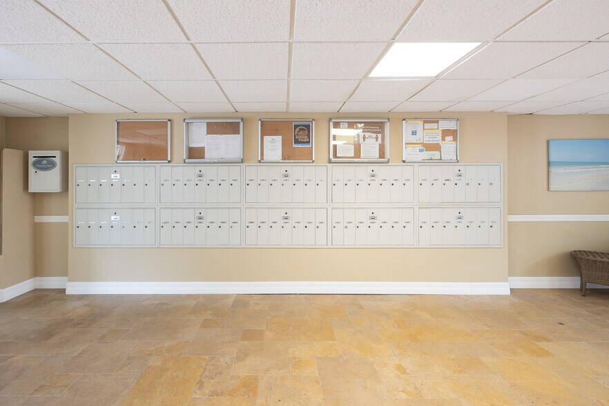 Building Photo - 464 N Paula Dr