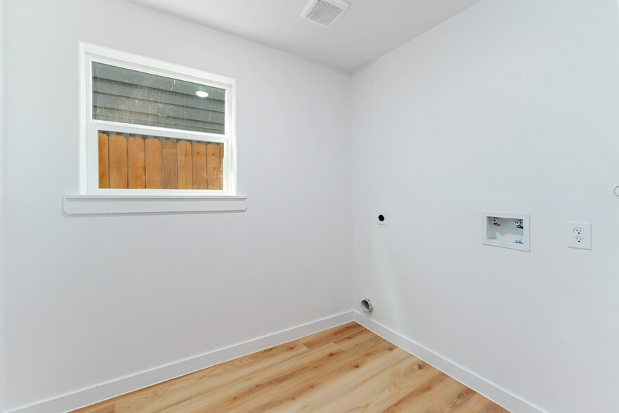Building Photo - 9320 Firnat St