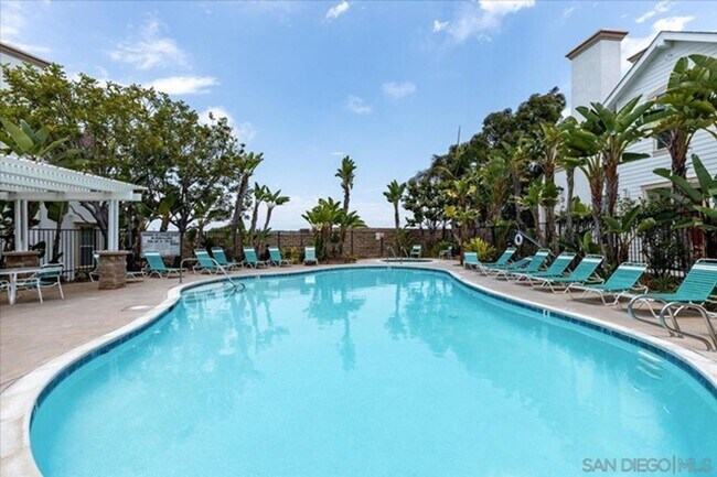 Building Photo - Available Now! Tri-Level 3 Bedroom 3.5 Bath Townhome!!