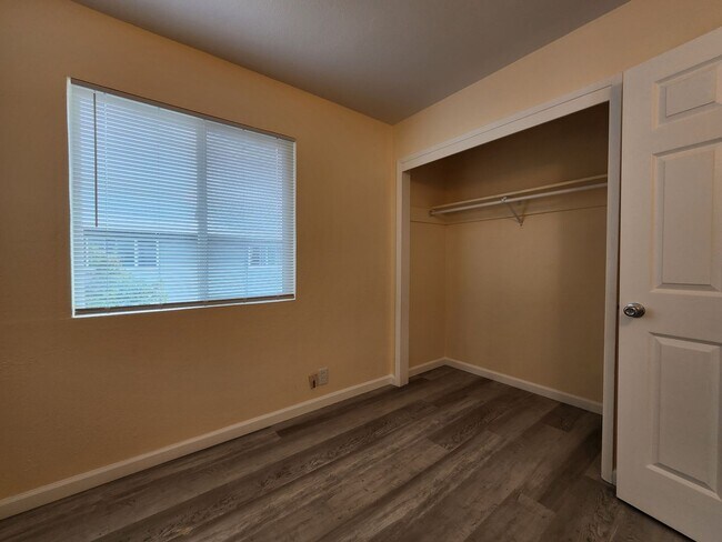 Building Photo - 1075 Delport Ave