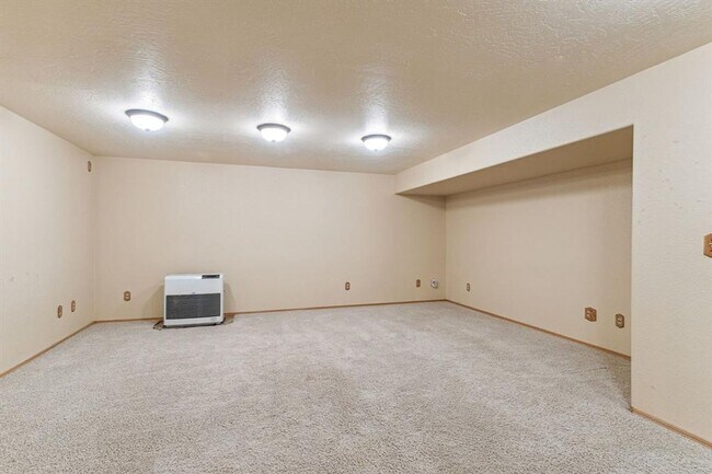 Building Photo - Lolo 4 bedroom, 2 bath, 2,520 Sq. Ft. home...