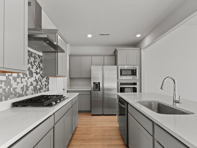 Building Photo - Like-new, modern end-unit townhome located in the desirable Clift’s Farm community in Madison