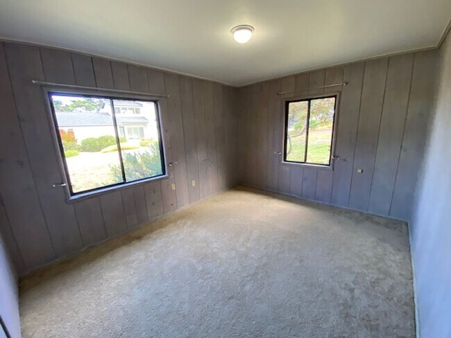 Building Photo - Beach Tract Cottage!