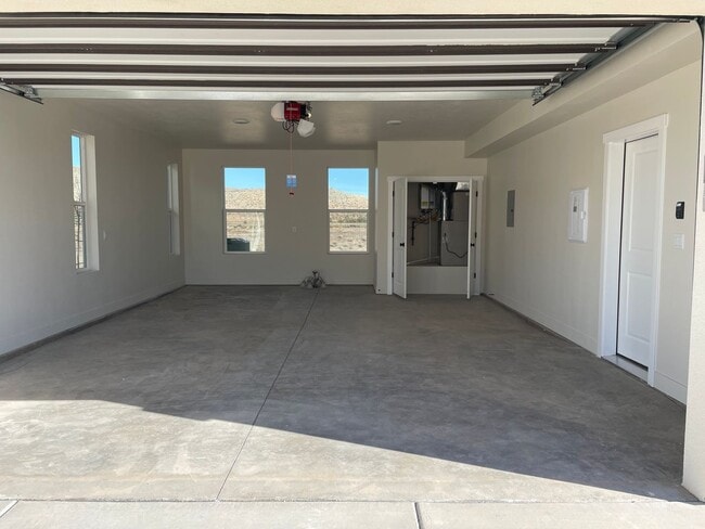 Building Photo - Home in Desert Color!