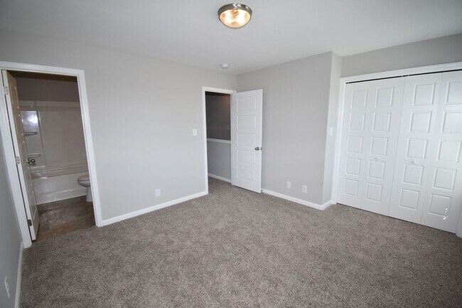 Building Photo - The Stowe Court Dog Friendly Condo for rent!