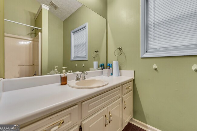 Building Photo - 1510 Twin Manor Dr