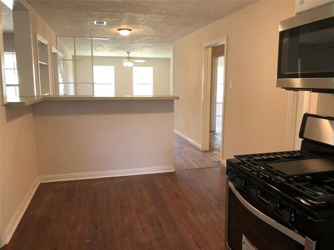 Building Photo - 1407 Loper St