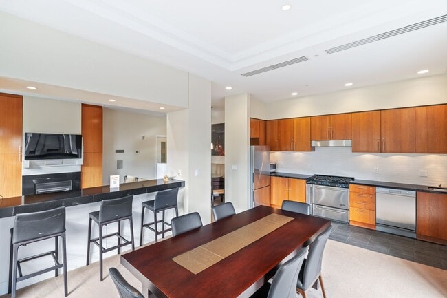 Building Photo - Beautiful Studio in Belltown