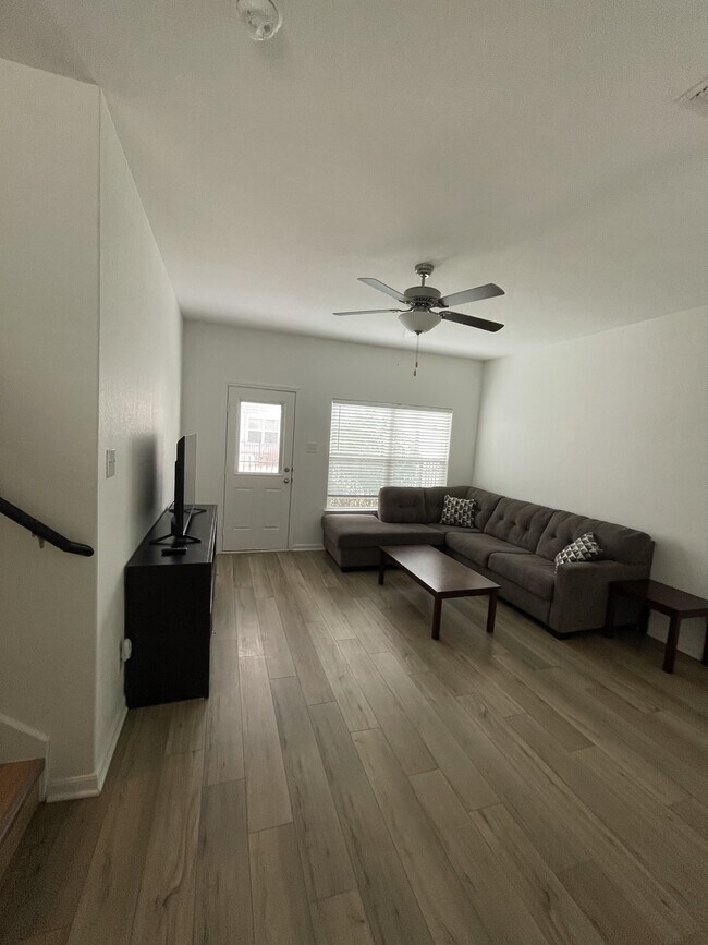 Building Photo - 10829 Emerick St