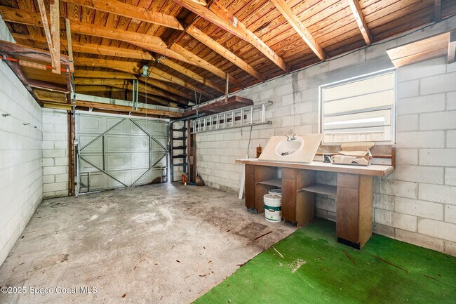 Building Photo - 4320 Beacon Ave