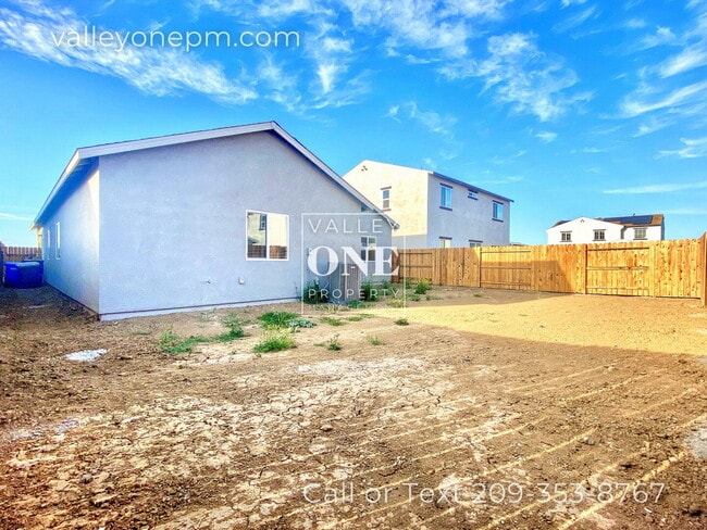 Building Photo - COMING SOON! 4 bedroom, 3 bath, pet-friend...