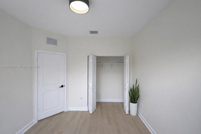 Building Photo - 323 NE 208th Terrace