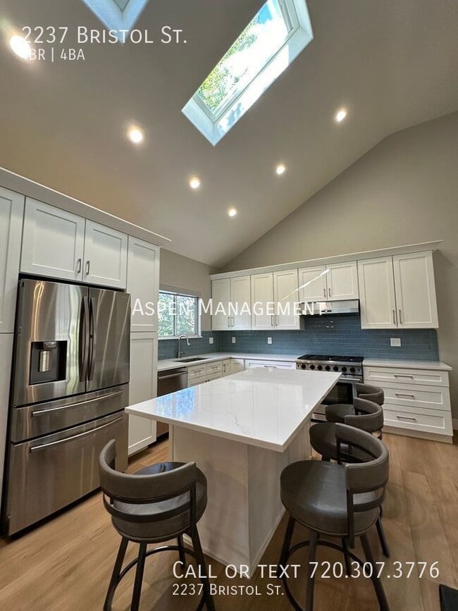 Building Photo - 2237 Bristol St