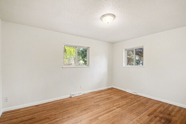 Building Photo - Students Welcome!! Updated 6 Bedroom, close to campus!! Flexible Move In Date (May, June, July or...
