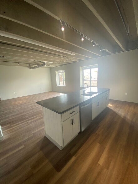 Building Photo - 19 E Race St