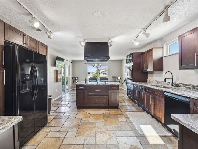 Building Photo - 6241 Bayside Dr