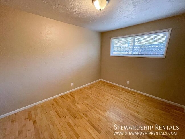 Building Photo - 2120 W 18th Ave