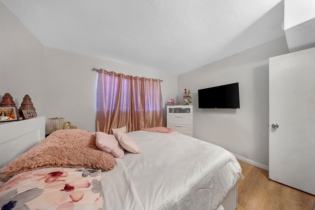 Building Photo - 19051 NE 2nd Ave