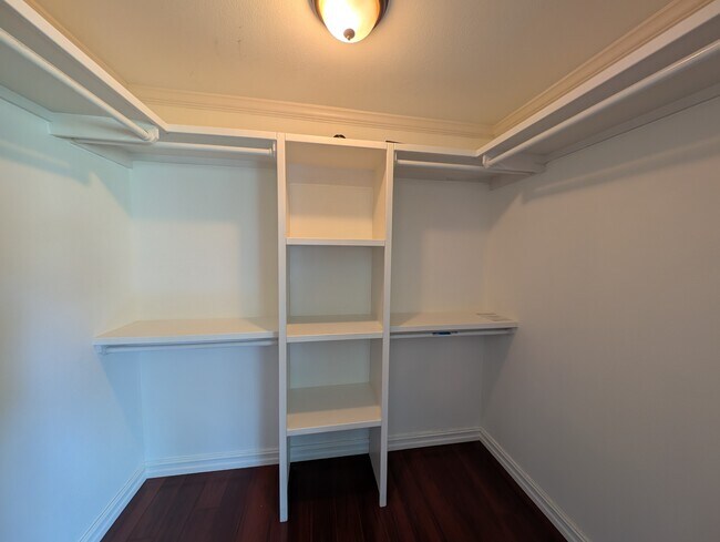 Building Photo - 4626 S Maplewood Ave