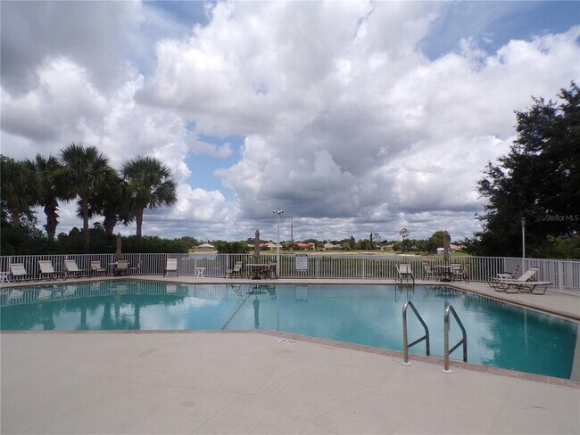Building Photo - 2732 Royal Palm Dr