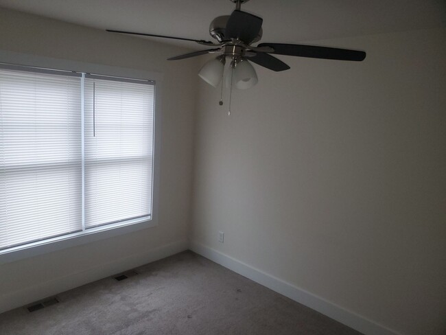 Building Photo - Blackstone Modern Townhouse-Convenient to ...