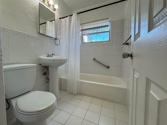 Building Photo - 7021 NW 4th Ct