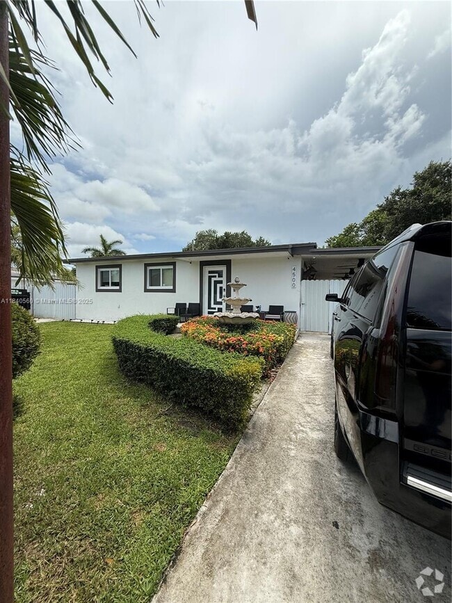 Building Photo - 4500 SW 31st Dr