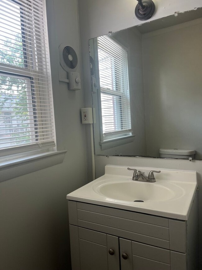 Building Photo - 3 Bedroom, 1 Bath Home in Lancaster *accep...