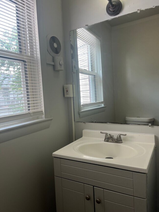 Building Photo - ACCEPTING SECTION 8 - 3 Bedroom 1 Bath Hom...