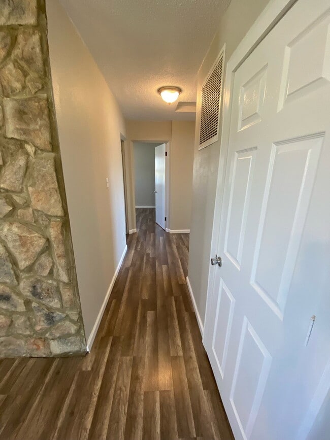 Building Photo - 7 Briarcliff Dr