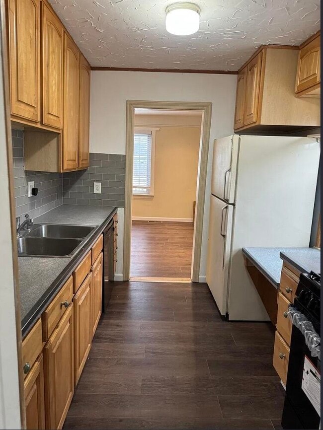 Building Photo - 22641 Albion Ave