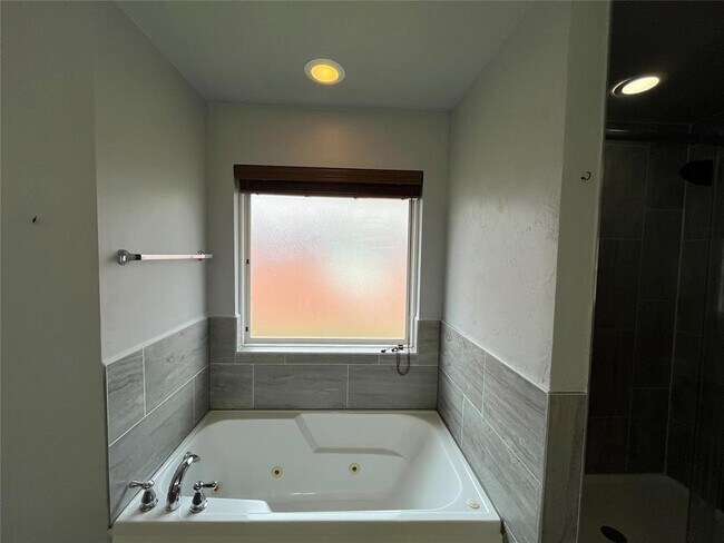 Building Photo - 753 Caroline Dr