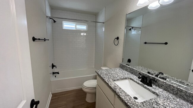 Building Photo - Lynwood Village Townhome - Move-in Ready