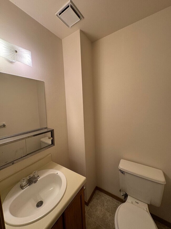 Building Photo - 2 bedroom, 1 1/2 bath townhome in the  EAGLE CREST TOWNHOMES community. MOVE IN SPECIAL