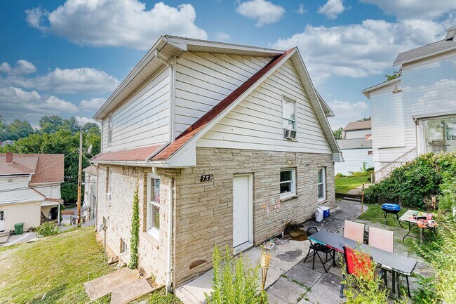 Building Photo - 759 Snider St