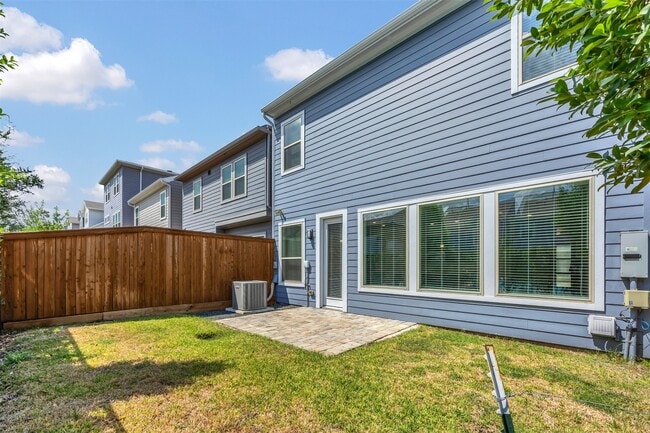 Building Photo - 10919 Brambling Wood Dr