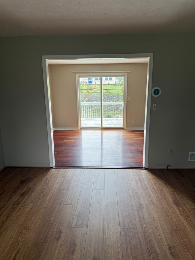 Building Photo - 1560 Buttercup Dr