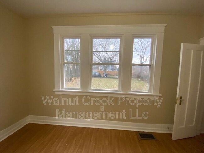 Building Photo - 1143 W 9th St