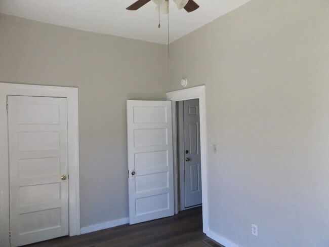 Building Photo - 116 Aikman Ave