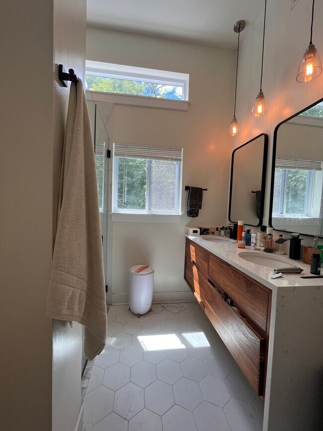 Building Photo - Lawrenceville 3 Bed, 2.5 Bath House with Parking for Lease July 1!