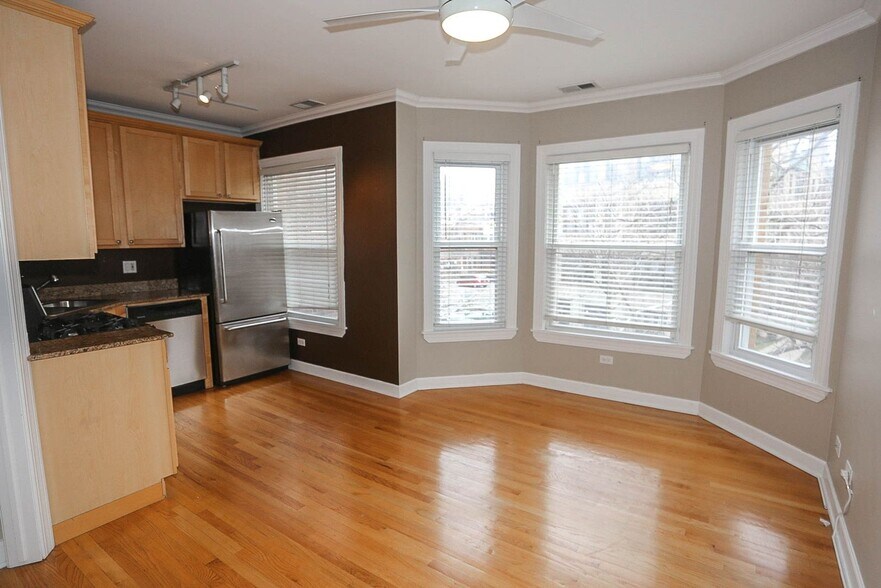 Primary Photo - 628 W Roscoe St