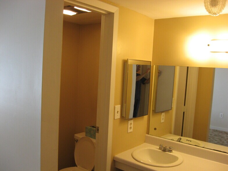 master 1/2 bath - 2243 Hillcrest