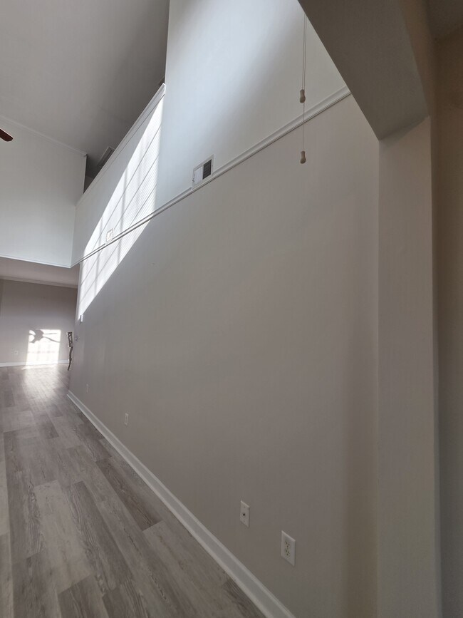 Building Photo - 1041 Fairway Ln