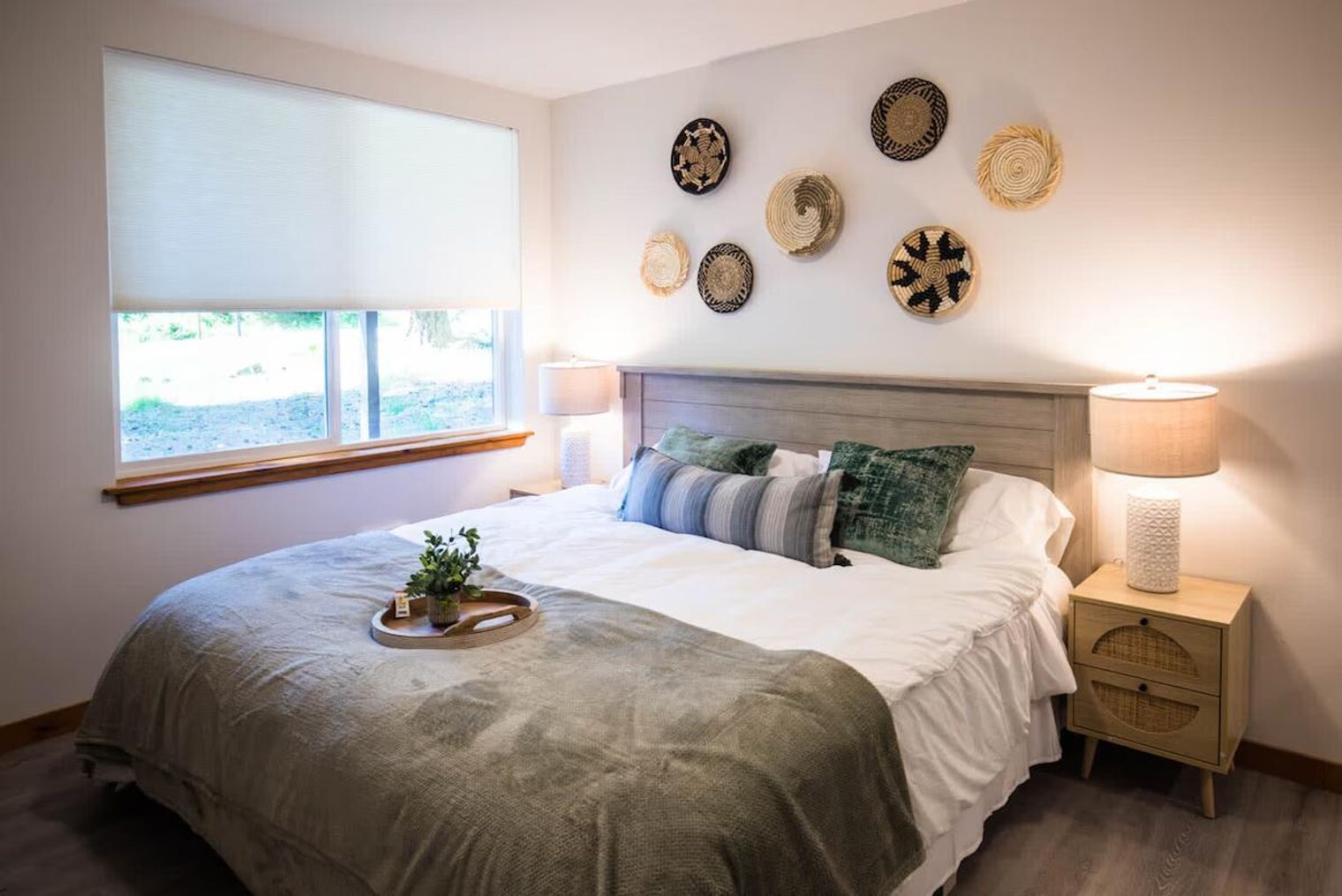 Building Photo - 235 Paradise Dr