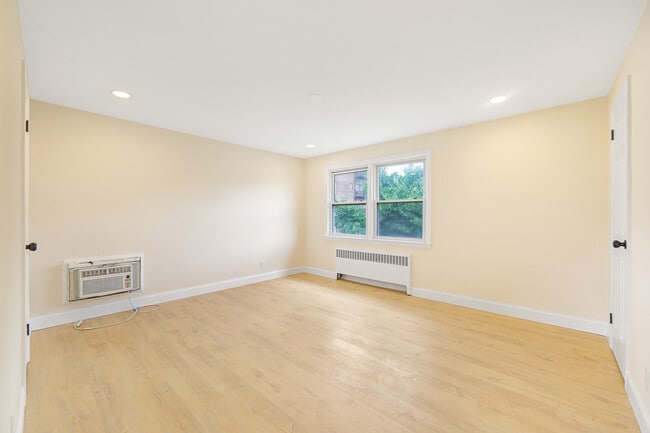 Building Photo - 114 E Edsall Ave