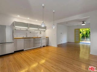 Building Photo - 906 Venezia Ave