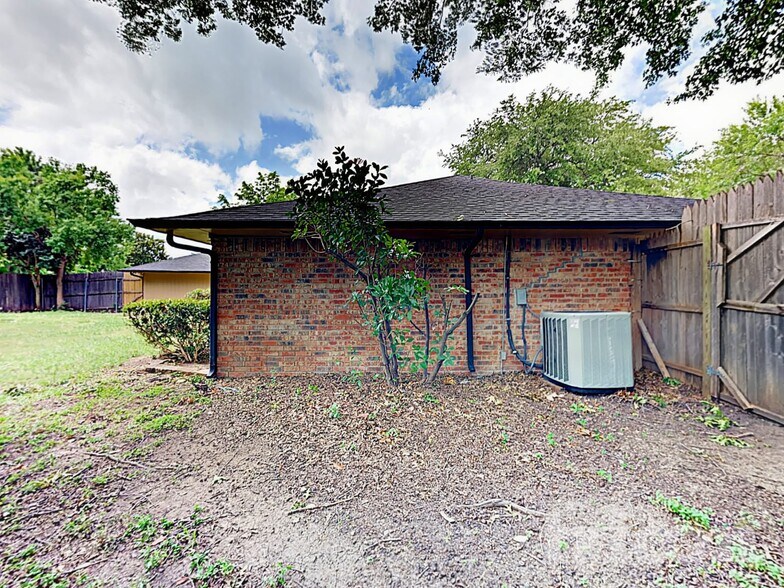 Building Photo - 737 SE 3rd St