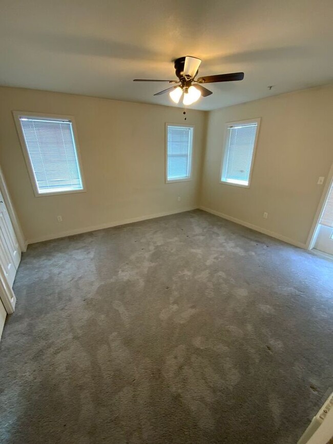 Building Photo - MARCH FREE Puyallup 3bdr 2bath condo w/ co...