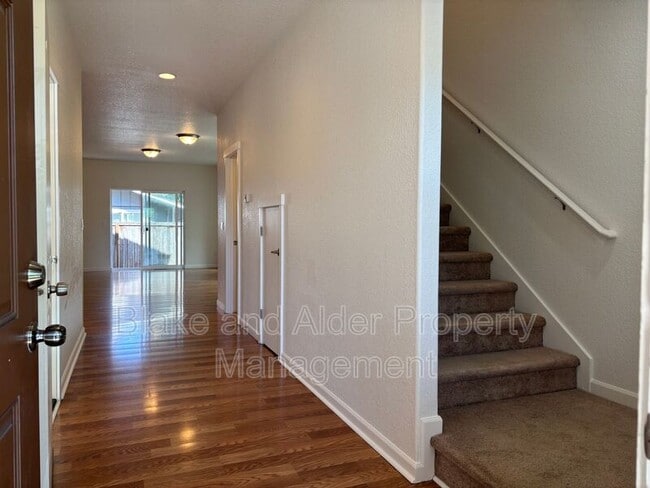 Building Photo - 347 Norway St NE