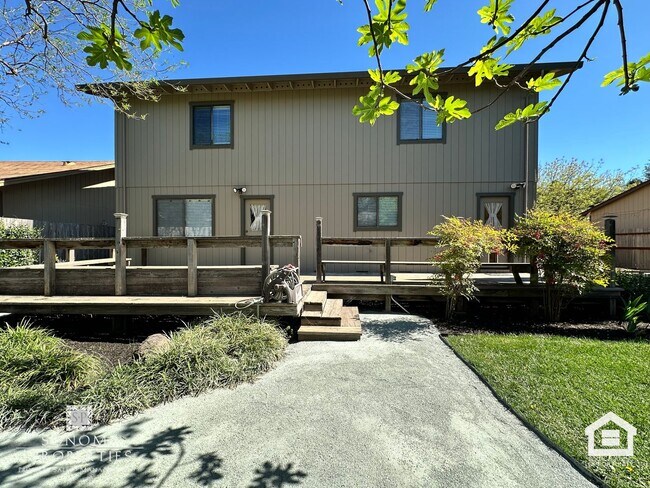 Building Photo - Spacious 4+BD/3BA Two-Story Home with Expansive Yard